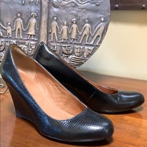Black wedge pump by Clark’s